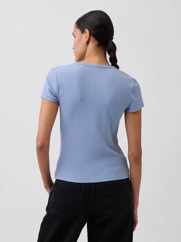 Modernes T-Shirt mit Rippbündchen und Knopfleiste
