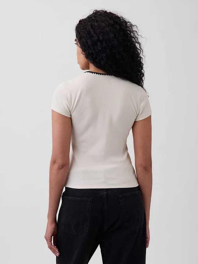 Modernes T-Shirt mit Rippbündchen und Knopfleiste