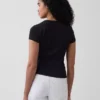 Modernes T-Shirt mit Rippbündchen und Knopfleiste