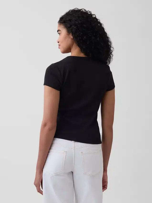 Modernes T-Shirt mit Rippbündchen und Knopfleiste