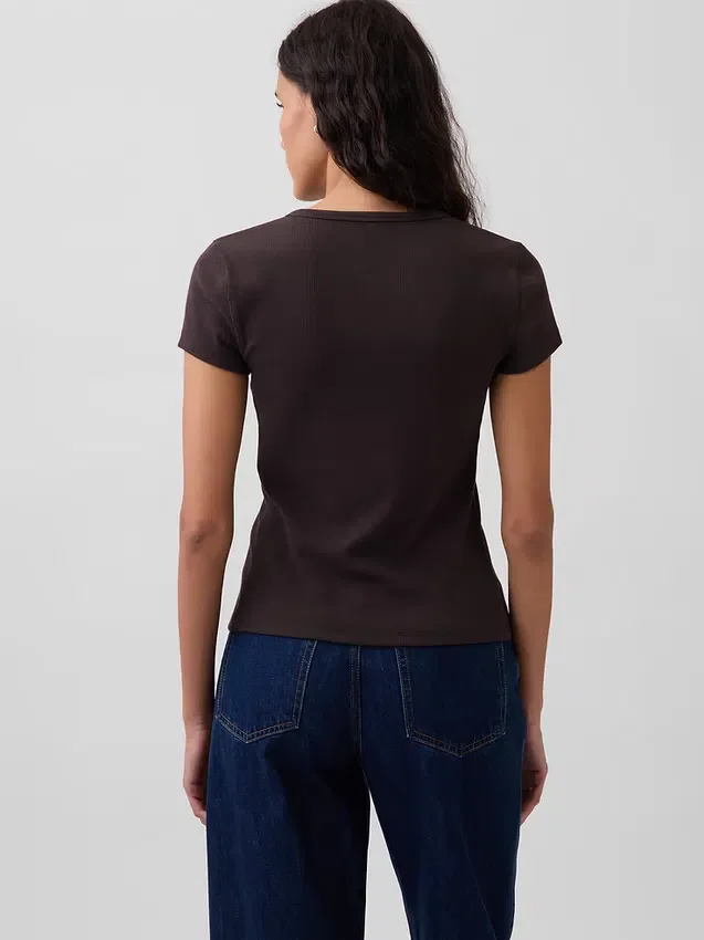 Modernes T-Shirt mit Rippbündchen und Knopfleiste