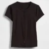 Modernes T-Shirt mit Rippbündchen und Knopfleiste