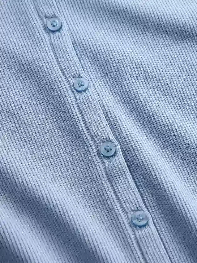 Modernes T-Shirt mit Rippbündchen und Knopfleiste