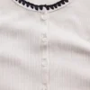 Modernes T-Shirt mit Rippbündchen und Knopfleiste
