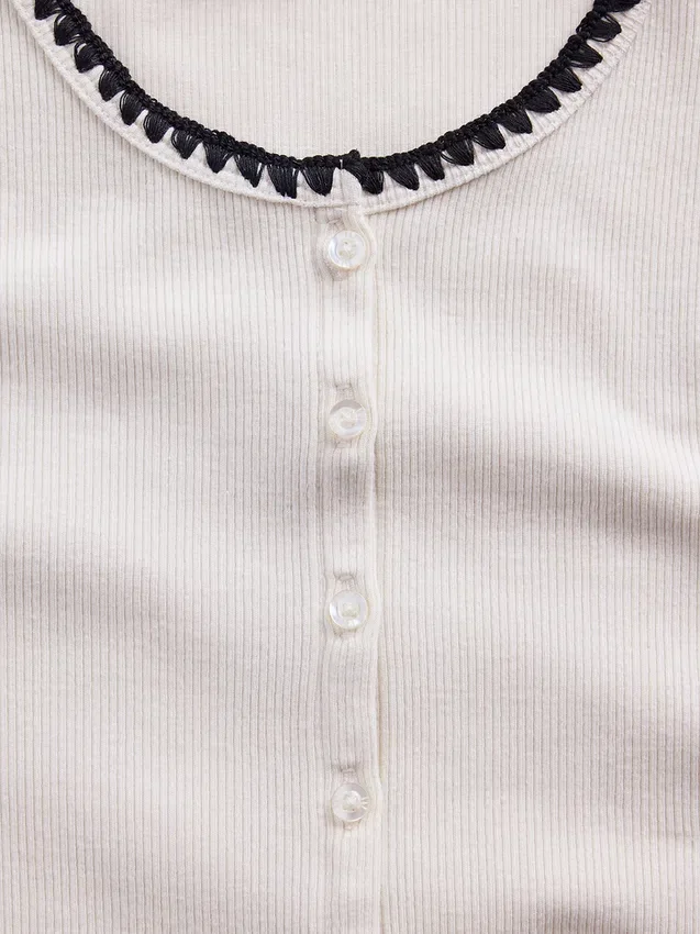 Modernes T-Shirt mit Rippbündchen und Knopfleiste