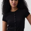 Modernes T-Shirt mit Rippbündchen und Knopfleiste