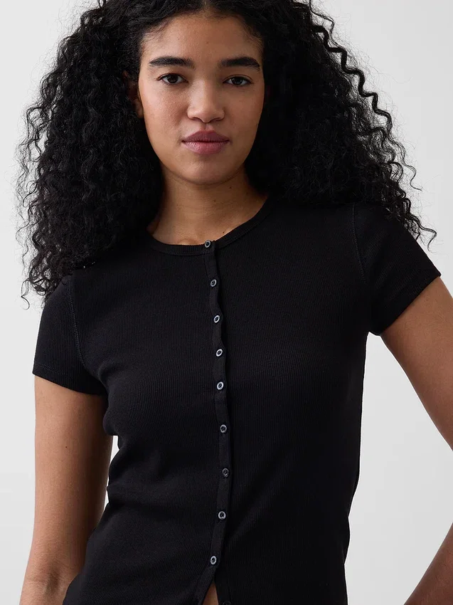 Modernes T-Shirt mit Rippbündchen und Knopfleiste