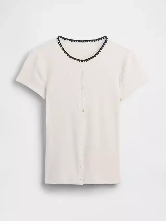 Modernes T-Shirt mit Rippbündchen und Knopfleiste