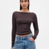 Modernes T-Shirt mit U-Boot-Ausschnitt