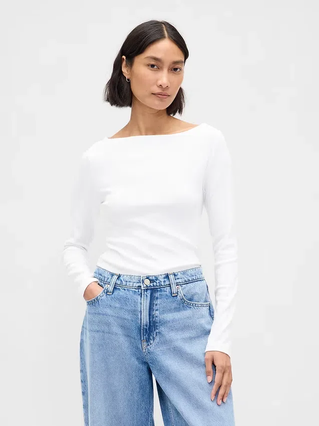 Modernes T-Shirt mit U-Boot-Ausschnitt