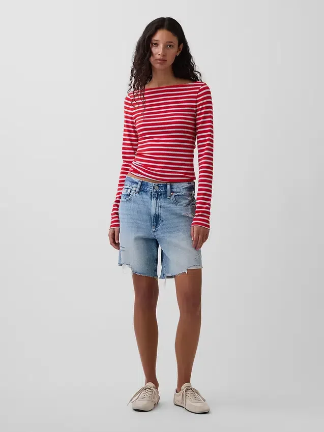Modernes T-Shirt mit U-Boot-Ausschnitt