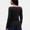Modernes T-Shirt mit U-Boot-Ausschnitt