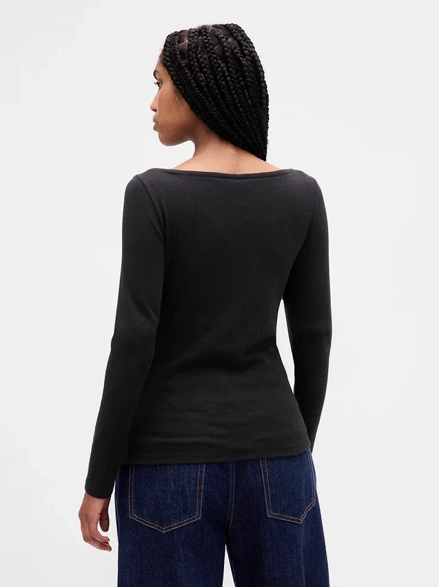 Modernes T-Shirt mit U-Boot-Ausschnitt