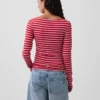Modernes T-Shirt mit U-Boot-Ausschnitt