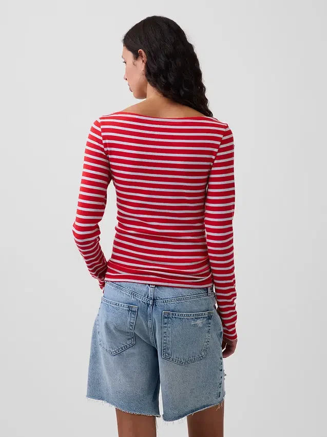 Modernes T-Shirt mit U-Boot-Ausschnitt