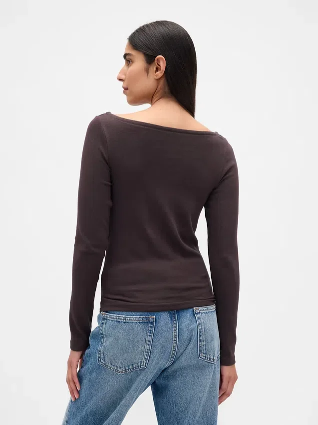 Modernes T-Shirt mit U-Boot-Ausschnitt