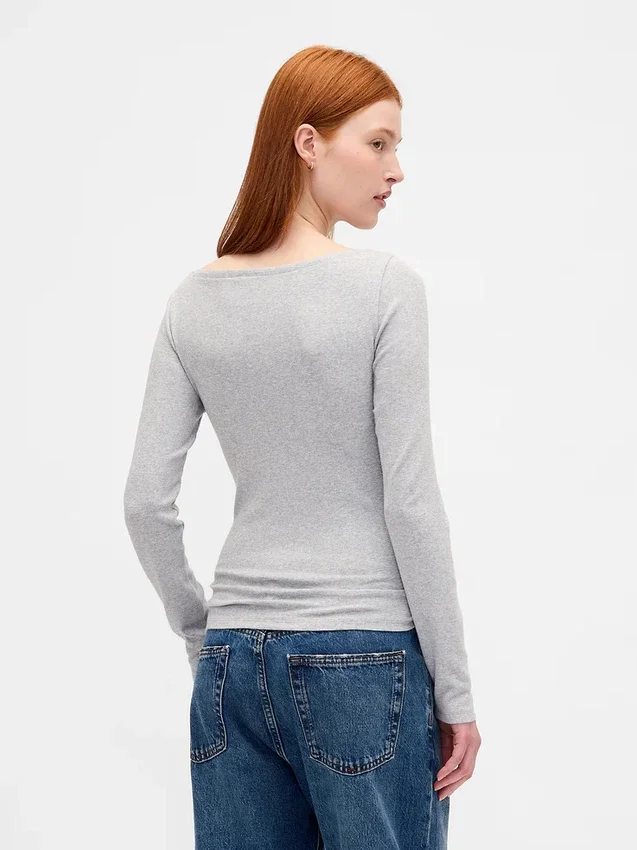 Modernes T-Shirt mit U-Boot-Ausschnitt