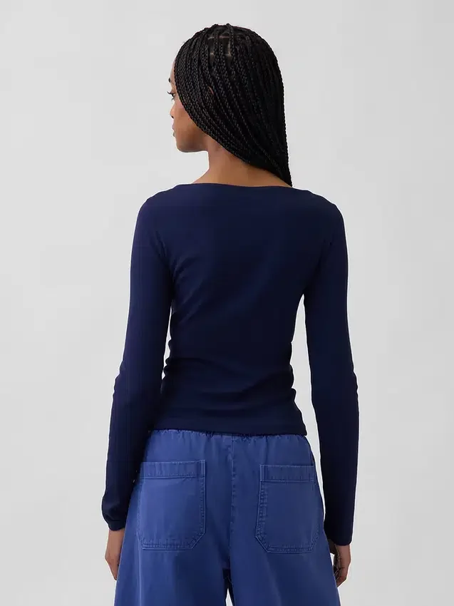 Modernes T-Shirt mit U-Boot-Ausschnitt