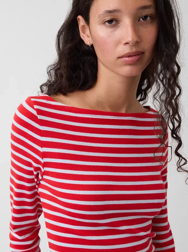 Modernes T-Shirt mit U-Boot-Ausschnitt