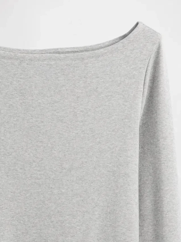 Modernes T-Shirt mit U-Boot-Ausschnitt