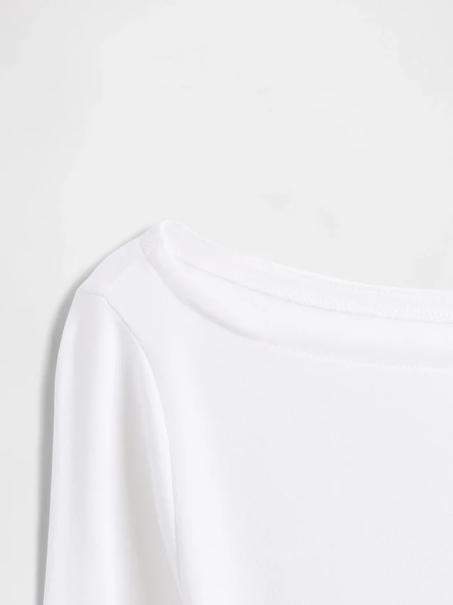 Modernes T-Shirt mit U-Boot-Ausschnitt