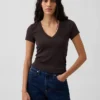 Modernes T-Shirt mit V-Ausschnitt