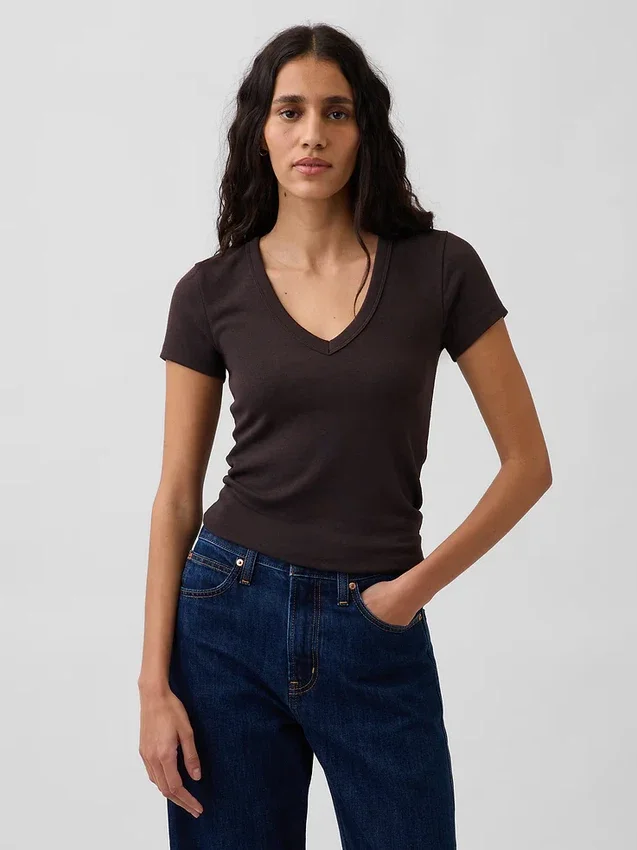 Modernes T-Shirt mit V-Ausschnitt