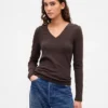 Modernes T-Shirt mit V-Ausschnitt
