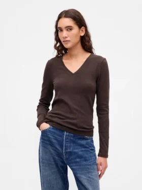 Modernes T-Shirt mit V-Ausschnitt