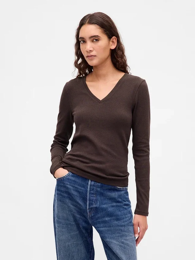 Modernes T-Shirt mit V-Ausschnitt