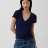 Modernes T-Shirt mit V-Ausschnitt
