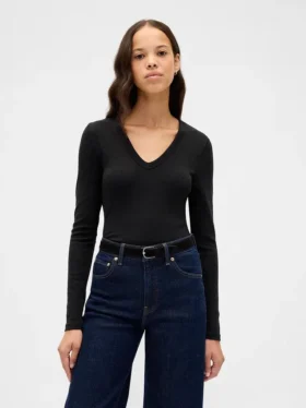 Modernes T-Shirt mit V-Ausschnitt