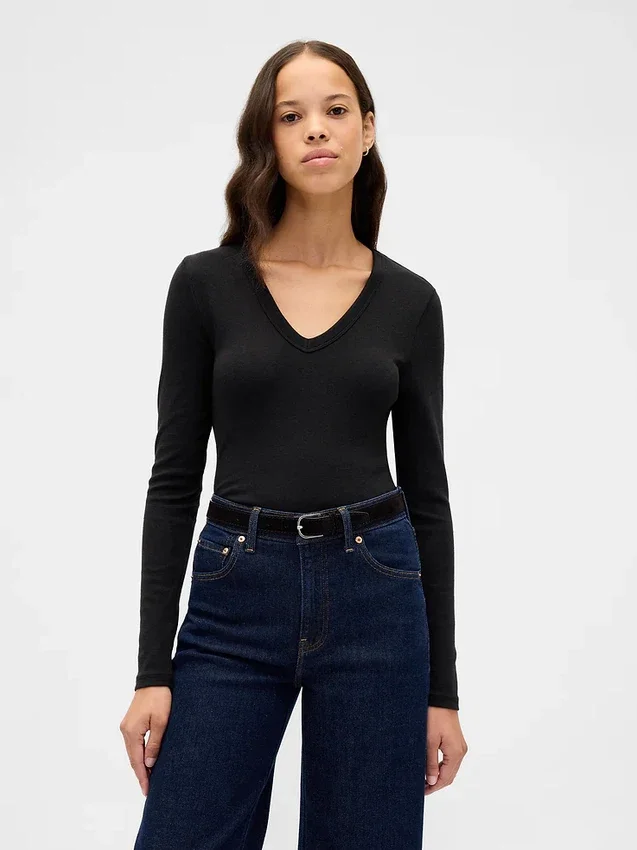 Modernes T-Shirt mit V-Ausschnitt
