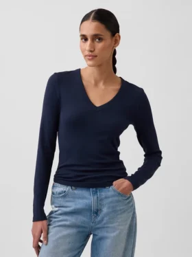 Modernes T-Shirt mit V-Ausschnitt