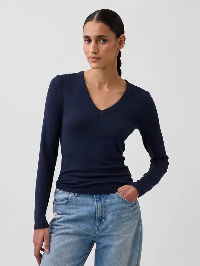 Modernes T-Shirt mit V-Ausschnitt