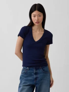 Modernes T-Shirt mit V-Ausschnitt