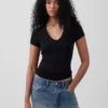 Modernes T-Shirt mit V-Ausschnitt