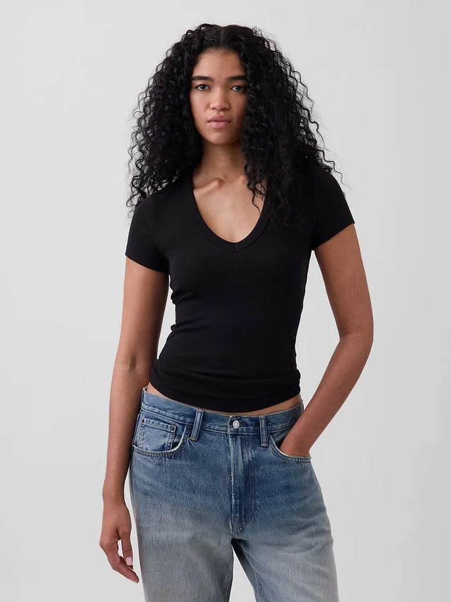 Modernes T-Shirt mit V-Ausschnitt