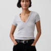 Modernes T-Shirt mit V-Ausschnitt