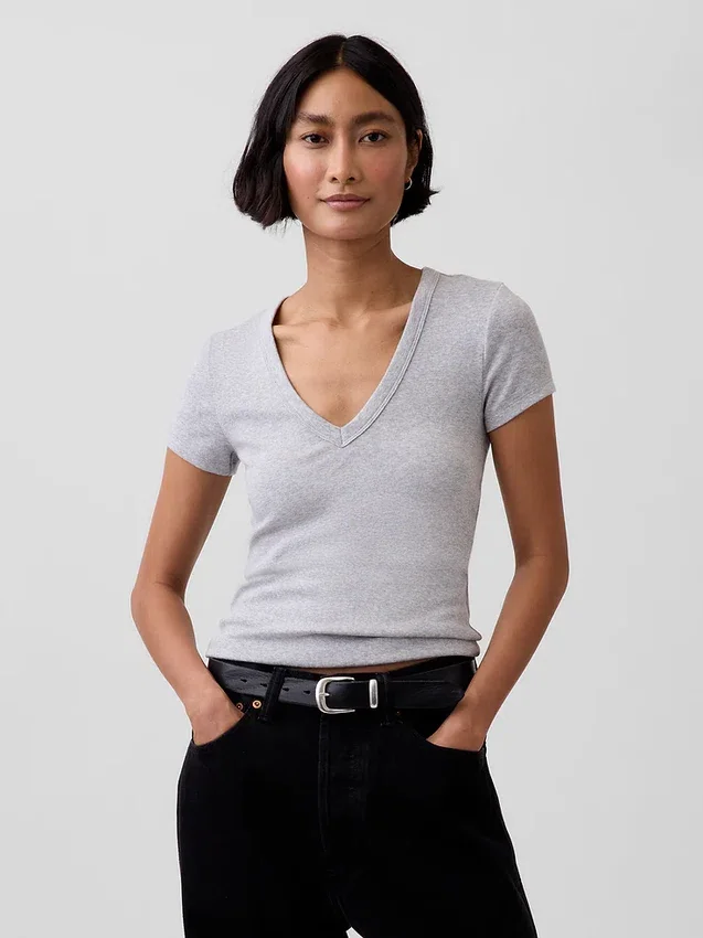 Modernes T-Shirt mit V-Ausschnitt
