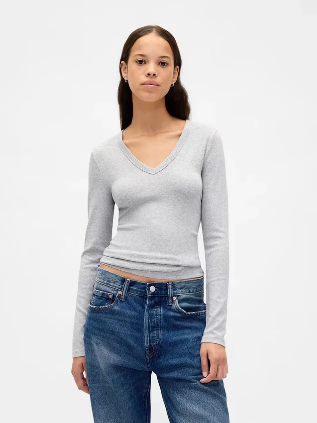 Modernes T-Shirt mit V-Ausschnitt