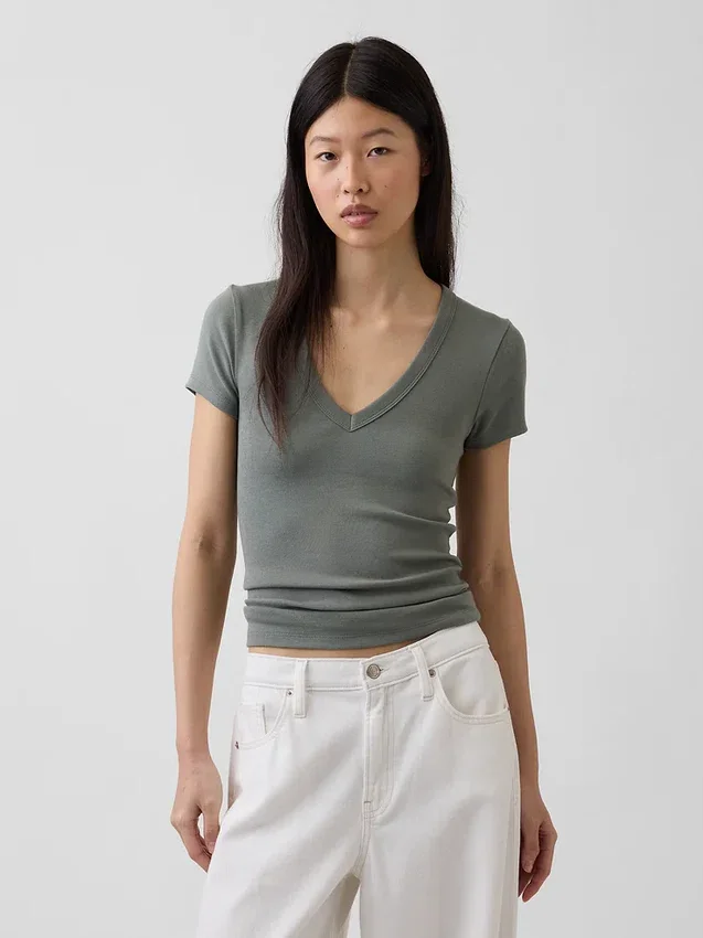 Modernes T-Shirt mit V-Ausschnitt