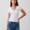 Modernes T-Shirt mit V-Ausschnitt