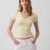 Modernes T-Shirt mit V-Ausschnitt