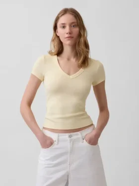 Modernes T-Shirt mit V-Ausschnitt
