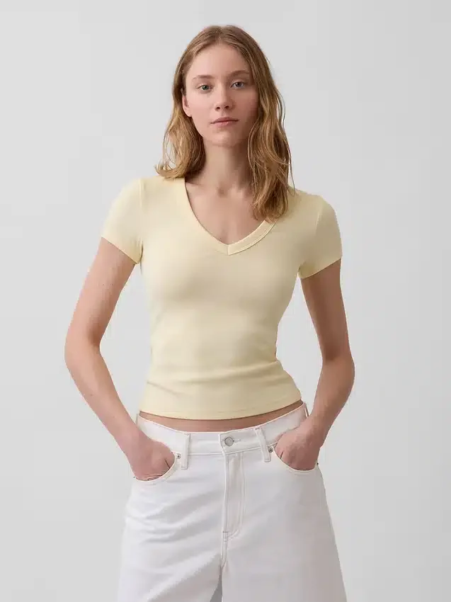 Modernes T-Shirt mit V-Ausschnitt