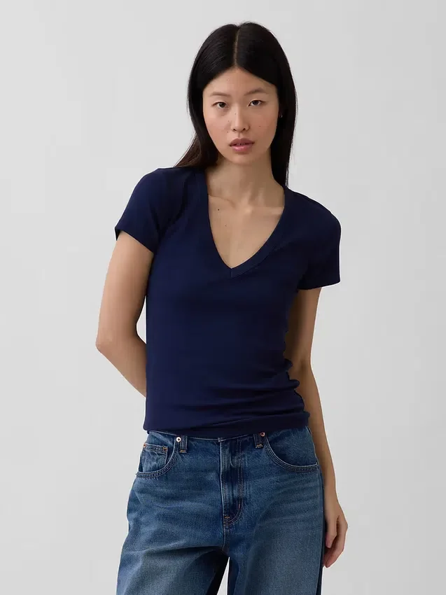 Modernes T-Shirt mit V-Ausschnitt