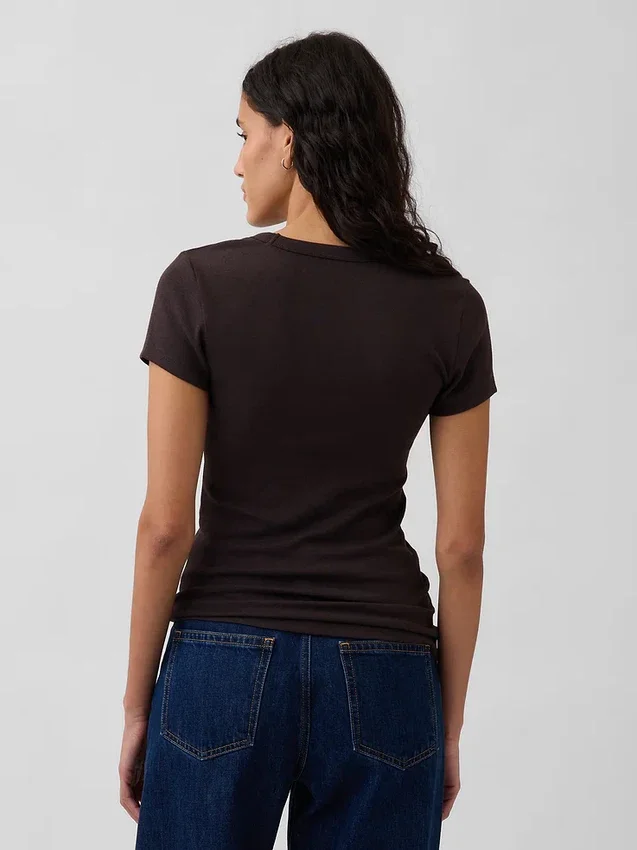 Modernes T-Shirt mit V-Ausschnitt
