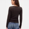 Modernes T-Shirt mit V-Ausschnitt