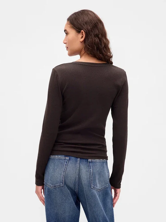 Modernes T-Shirt mit V-Ausschnitt